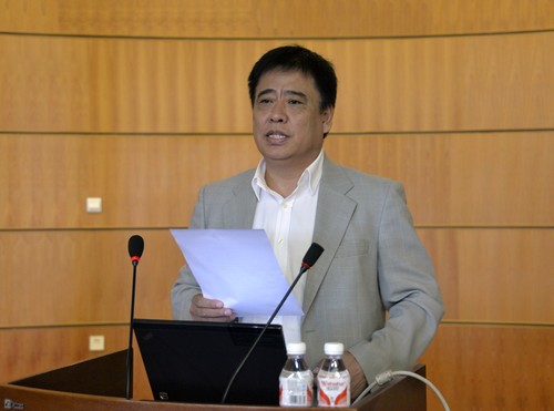讲座由副校长王喜军教授主持