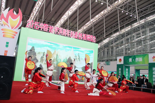 校武术协会的同学们在比赛中