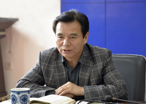 校党委书记袁纲主持会议并讲话