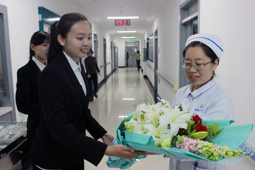 同学们为护士老师献花送祝福