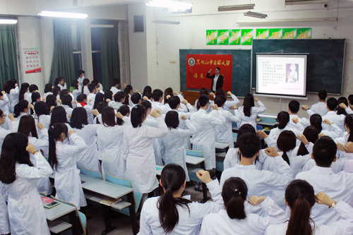 同学们集体宣读“南丁格尔誓言”