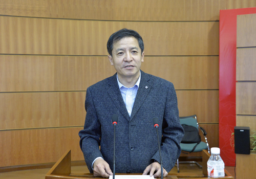讲座由副校长程伟教授主持