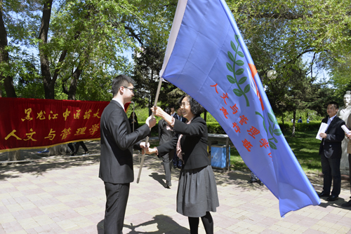 姚凤祯副书记向“志行班”学员代表授旗