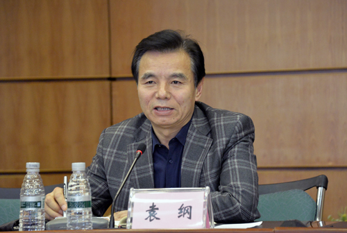 校党委书记袁纲主持会议并讲话