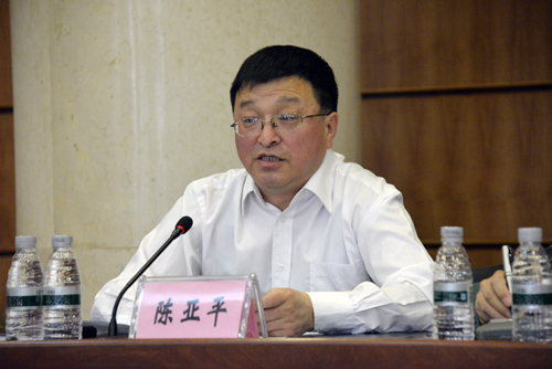 校党委副书记陈亚平宣读校党委《关于在处级以上领导干部中开展“三严三实”专题教育的实施方案》