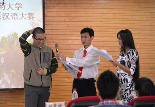 选手回答有关中国文化和中医药知识的问题