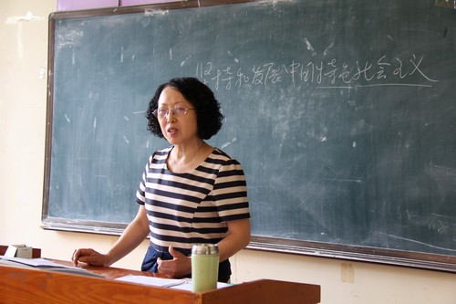 马克思主义学院高凤清教授为同学们讲授“四进”课程“第二讲”——坚持和发展中国特色社会主义