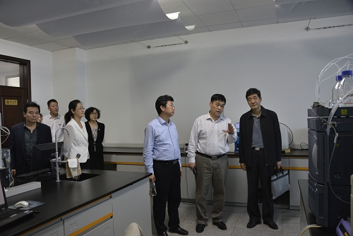 专家组成员实地考察药学院