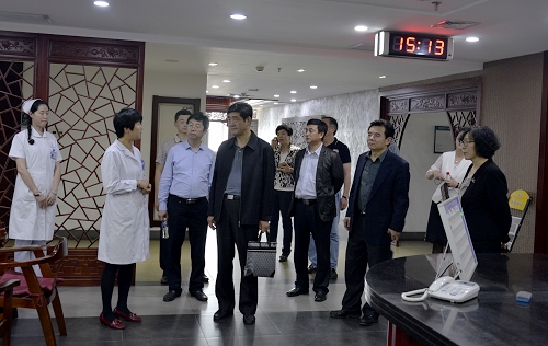 专家组成员实地考察临床医学院暨附属第一医院