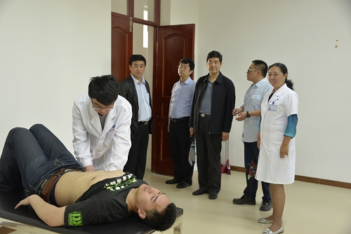 专家组成员实地考察中医临床实践技能实训中心
