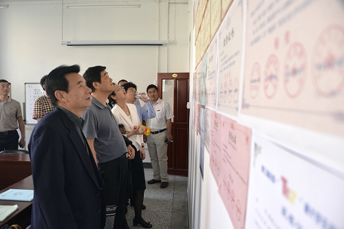 专家组成员实地考察大学生创业实践基地