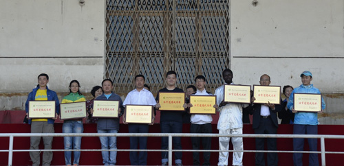 校领导为取得优异成绩的单位和个人颁奖