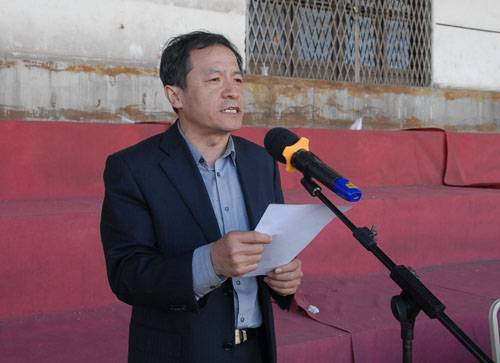 下午举行的闭幕式由副校长程伟主持