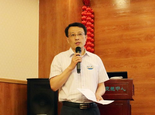 山东校友会秘书长李茂峰宣读校友总会关于成立山东校友会淄博分会的批复