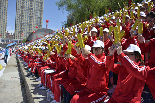 观众为赛场上的运动员助威加油