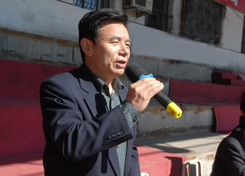校党委书记袁纲宣布第十六届运动会开幕