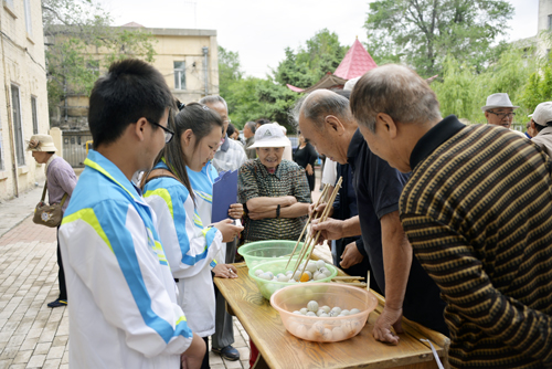 夹乒乓球比赛现场