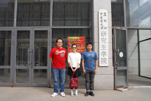失主吴南女士(中)专程到我校向管伟同学(右)、王琳同学(左)致谢