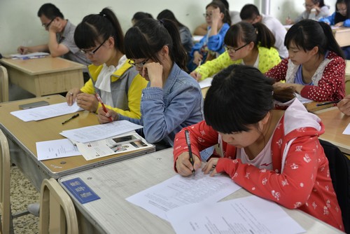 同学们认真填写调查问卷