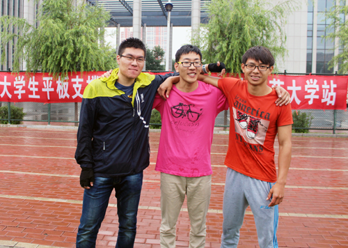 冠、亚、季军获得者——陈冠文同学(中)、杨红磊同学(右)与杨思宇同学(左)在比赛结束后合影