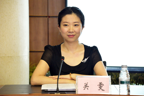 讲座由校党委组织部副部长关雯主持