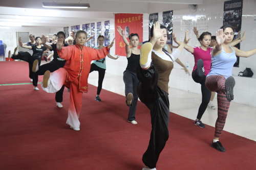 俄罗斯学生在我校学习太极拳