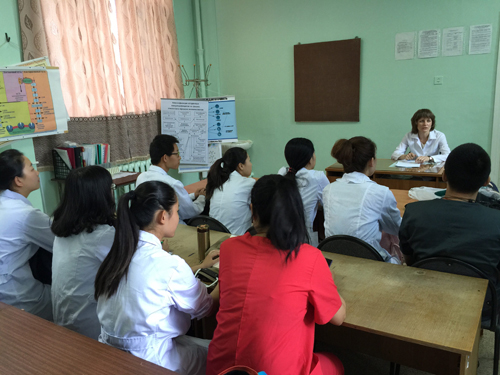 我校学生聆听俄罗斯教师授课