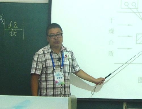 自然科学应用学科组优秀奖获得者徐岩老师在比赛中