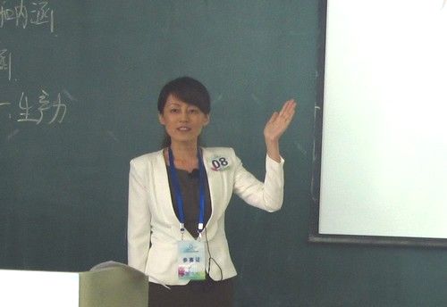 人文社会科学组二等奖获得者张萍老师在比赛中