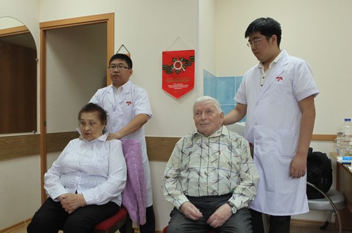 我校专家为俄罗斯二战老兵进行中医治疗