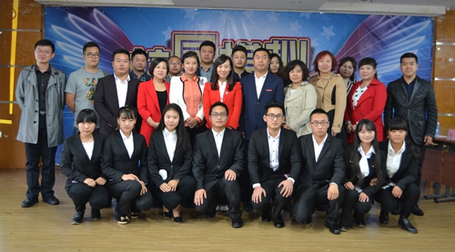 参赛选手赛后与评委、大众评审合影