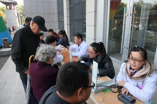 附属第一医院医务人员为群众义诊