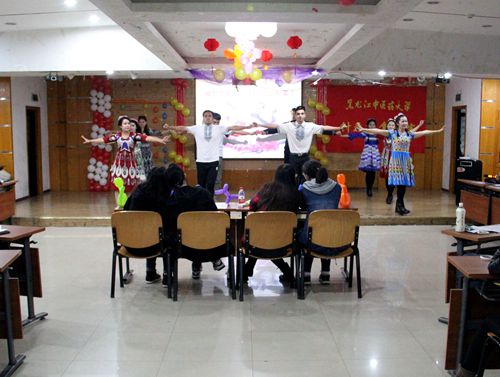 “才艺比拼”环节中维吾尔族代表队表演节目
