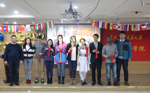 留学生们与学院老师合影留念