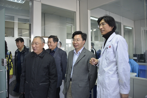 专家组实地考察实验室