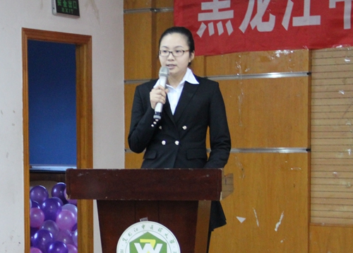 针灸推拿学院暨康复医学院2013级针灸推拿专业周丹妮作为“优秀调查报告”获奖代表发言