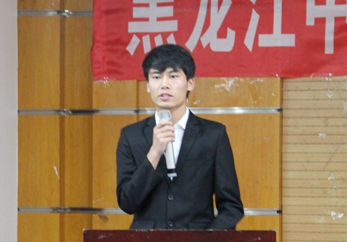 人文与管理学院2014级应用心理学专业孟凡凯同学作为“先进个人”代表发言