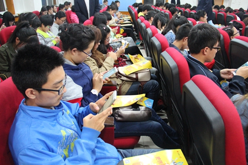 讲座现场同学们用手机进行大赛报名