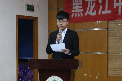 药学院2013级药学专业李胜权同学作为“优秀团队”代表发言