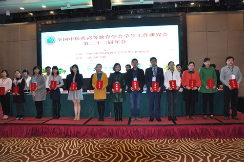 人文管理学院车志远(右五)和药学院李宝赫(右六)两位辅导员老师上台领奖
