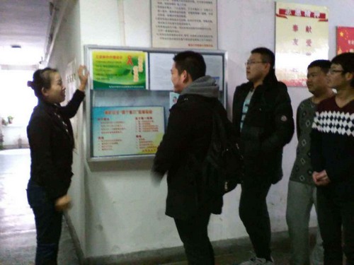 工作人员向学生宣讲防艾理念和知识