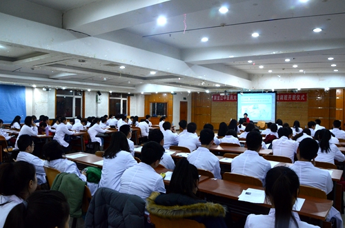 开班仪式结束后,我校人文与管理学院宁式颖副教授应邀为培训班学员作题为《大学生心理咨询的三个层次》的首场讲座