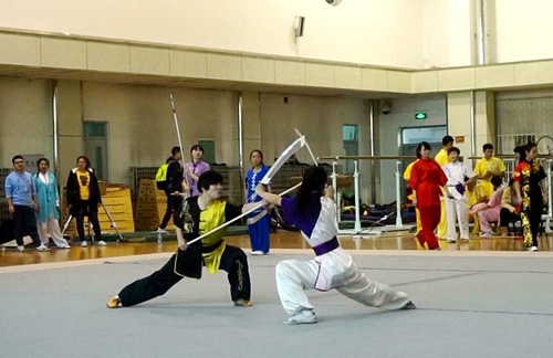 陈倩欣、侯雯同学在女子对练比赛中