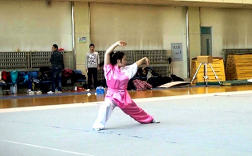 魏爽同学在女子四类拳比赛中