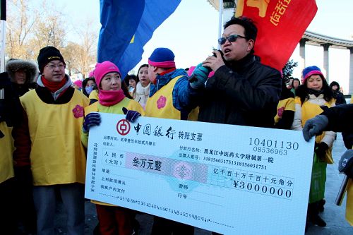附属第一医院外二科主任王宽宇教授代表参与爱心活动的企事业单位发言