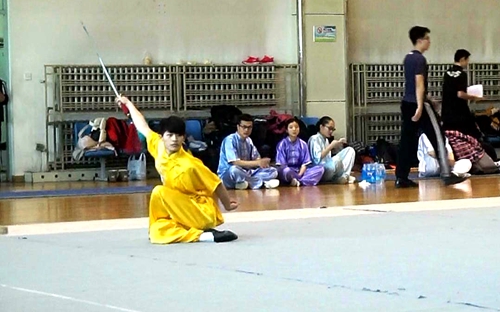 宋宏伟同学在男子剑术比赛中