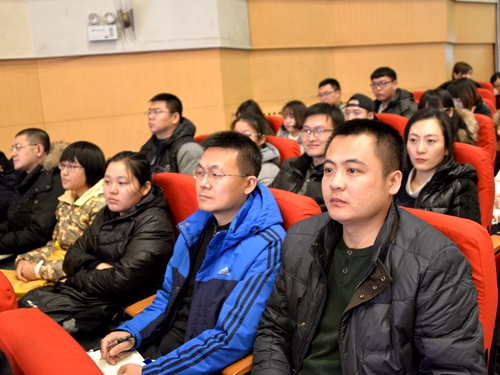 我校师生代表认真聆听报告