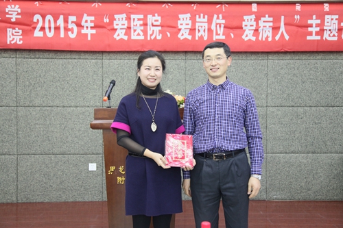 院领导为一等奖获得者颁奖