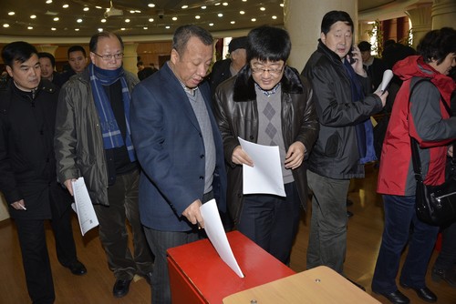 与会人员进行民主测评