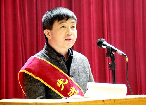 附属第二医院推拿科一病房主任李同军教授作为先进集体和先进个人的获奖代表发言